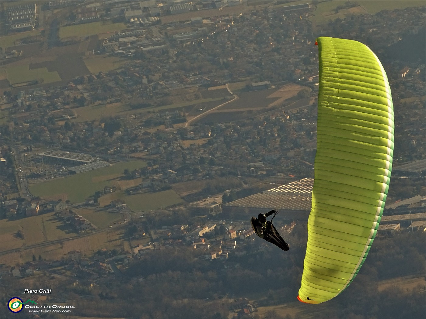 39 Sul sentiero di dosso in dosso per la vetta ci godiamo lo spettacolo dei parapendio in volo.JPG